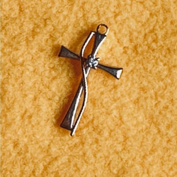 Solid 10K Yellow Gold Natural
Diamond
Accent Cross Religious
Pendant - Picture 3 of 8